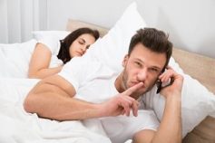 hombre-hablando-por-telefono-con-su-amante_opt-1-min
